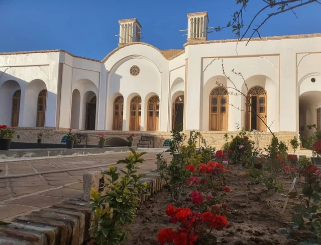 نمای کلی و حیاط بوتیک هتل افصح الدوله بادرود